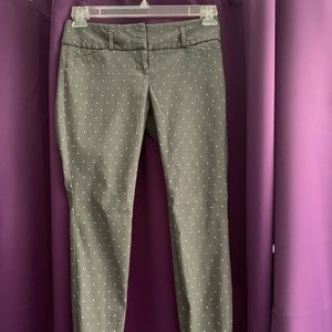 Gray polka dotted exact stretch skinny pants.